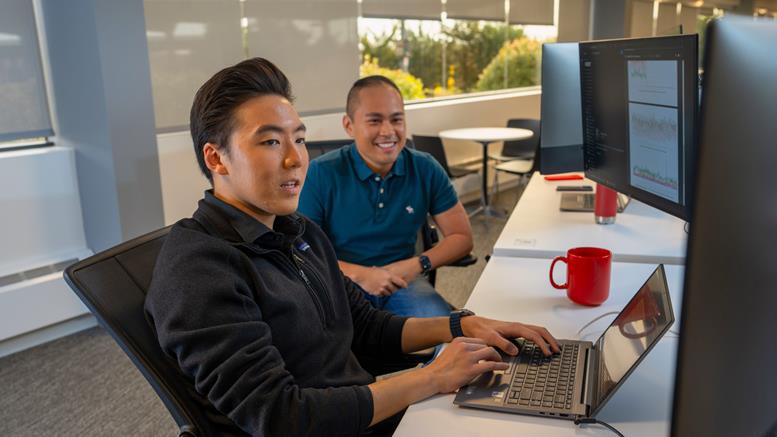 Verizon employee on computer.